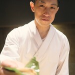 鮨 三心 - 優し気な大将。