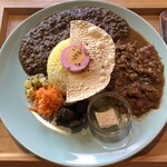 Koucha To Kurafuto No Omise Typhoon - 日食カレー２種盛り（ベーシックな赤の有機カルダモン&黒胡麻ベースの黒カレー）