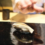 鮨 三心 - 　岐阜の鮎に肝をにぎりで。鮎の握りは珍しい。