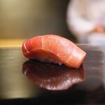 鮨 三心 - マグロの漬け。