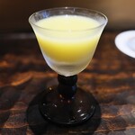 鮨 三心 - 塩だけで甘味を引き出した上品なトウモロコシのスープ。