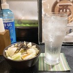 三酉屋 - お通しの塩昆布キャベツと翠ジンソーダ