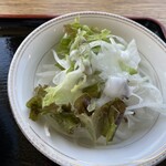 レストラン　ローザ - サラダはグリーンリーフとスライスオニオン