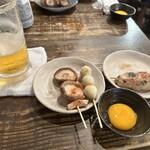 純平 - 塩つくねと卵の黄身追加