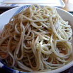 玄蕎麦 野中 - 淡い緑の粗挽き蕎麦＠ズームアップ