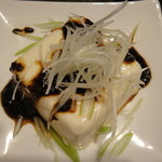 宵 - ネギたっぷりの食べるラー油豆腐　400円