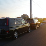 たてまつ - 土日・祝日に開店から少し遅れて到着すると、たてまつ専用駐車場は満車となり、「たてまつ」の店先から続く農道にお客さんの車の駐車の列ができます。