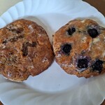 ナカムラ ジェネラル ストア - バナナクリームチーズスコーン、ブルーベリークリームチーズスコーン