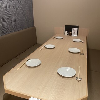 We have private rooms with horigotatsu seats for 4 to 6 people.