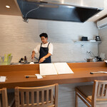 鉄板焼 天晴れ - 目の前で鉄板焼のパフォーマンスが見れる、カウンター