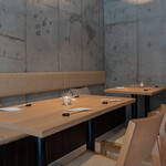 鉄板焼 天晴れ - 落ち着きのあるテーブル席