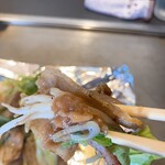 Okonomiyaki Teppanyaki Tougi - 豚バラ肉に野菜と梅肉を巻いて、ぱく！