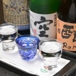 お好みのドリンクで乾杯。日本酒の飲み比べなどもあり