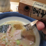 日本橋海鮮丼 つじ半 - 黒七味でアクセントを