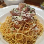 キッチン ブルー グローブ - 反対側から、生ハムが山盛りです