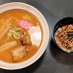 らーめん 三日月 - 「みそラーメン」950円＋「今週ののっけ丼（辛子高菜とタラコマヨネーズ）」350円