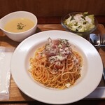 キッチン ブルー グローブ - 冷静パスタ　完熟フレッシュトマトのアマトリチャーナ　生ハム添え