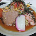 三喜食堂 - チャーシュー､かまぼこ､茹海老二匹