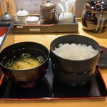 鶏料理 はし田屋 - ご飯、味噌汁