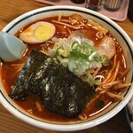 ラーメン小太郎 - 何故か赤い牛骨醤油スープ