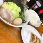 横浜ラーメン厨房 うえむらや - キャベ玉ラーメンAセット！