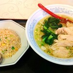Wam Mi - 蒸し鶏刀削麺￥850＆セット半チャーハン￥250