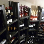 レストラン シャンソニエ - ワインカーヴ　500本以上収納出来る地階ワインカーヴ　フランス産を中心にスペイン・イタリア・ドイツ産のワイン
