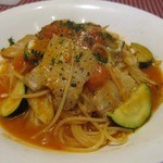 カフェレストラン ホット・ベリー - 豚肉のコンフィと野菜のスパゲッティ、トマト味