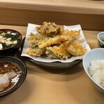 Imoya - 天ぷら定食(エビ、イカ、春菊、キス、カボチャ)800円、追加で 舞茸100円 ご飯少なめ。っでも食べきれなかった。 イカは一口に切ってあって食べやすかった。 お味噌汁 具がたっぷり。