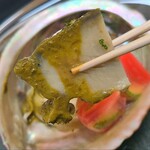 日本料理 TOBIUME - ②黒鮑(福岡県橿原産)を6時間掛けて蒸してから煮ており、黒鮑の肝ソースを掛けています
      黒鮑はサシが入っているのが分かますか？
      強烈で深みのある旨みに絶句、これぞTOBIUMEクオリティ！！