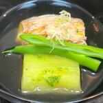 日本料理 TOBIUME - ④炭火焼き太刀魚(福岡県芦屋産)、炭火焼き翡翠茄子(福岡県若松産)、隠元豆(福岡県若松産)載せ、利尻昆布と本枯節の出汁のお椀
      淡い緑と薄い銀と橙色との組合わせが美しい
      太刀魚の脂のりも良く美味しい