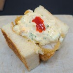 日本料理 TOBIUME - ③鱧(福岡県芦屋産)のカツサンド、平飼い鶏の卵&自家製2年漬け辣韮(らっきょ)(福岡県若松産)&パセリ(福岡県遠賀産)&玉葱(福岡県若松産)の自家製タルタル、梅肉載せ
      鱧も良いけどタルタルがとても良い