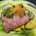 日本料理 TOBIUME - ⑩壱岐牛(長崎県壱岐島産、A5等級12番、最上等級)のイチボのローストビーフ、アンデスレッド(福岡県若松産)&南瓜(福岡県若松産)&玉蜀黍(福岡県若松産)&ゴーヤ(福岡県若松産)添え、震えるウマさ