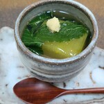 日本料理 TOBIUME - ⑨冬瓜(福岡県若松産)、丘若布(福岡県若松産)、モロヘイヤ(福岡県若松産)、真鯛(福岡県芦屋産)のアラ出汁の餡掛け
      ここで胃袋を温かくする一品、とろみのある優しい旨みが滲みます
