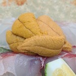 日本料理 TOBIUME - ⑤赤雲丹(山口県下関産)
      動いている赤雲丹を提供直前に手剥きするので塩水とか明礬とか無縁な超新鮮な味わい
      透明感のある上品な甘みと旨み、5秒ホールドで余韻を楽しみます、これぞTOBIUMEクオリティ！