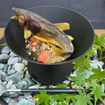 日本料理 TOBIUME - ⑧炭火焼き鮎(長野県天竜川産)、西瓜(福岡県若松産、若松クイーン)&胡瓜(福岡県若松産)のジュレ和え
      鮎と西瓜と胡瓜は薫りが似ていると言われることから組み合わせられたそう