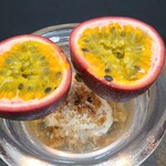 日本料理 TOBIUME - ⑭自家製ミルクアイス、白ワインジュレ掛け、パッションフルーツ(福岡県芦屋産)添え
      実は果物にも拘りがある田代シェフ、旬の完熟フルーツがいつも用意されますがパッションフルーツには驚きました