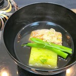 日本料理 TOBIUME - ④利尻昆布と削り立て血合抜き本枯節の出汁
      蓋を外すと立ち上がる利尻昆布の香り、輪郭のハッキリしたキレのある味わい、血合抜き本枯節の濁りのない燻香と旨み、食べる椀ダネを合わせるのが勿体無いくらい美しい