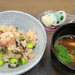 日本料理 TOBIUME - ⑪関門蛸、枝豆の炊き込みご飯
      ⑫博多ぶなしめじ(福岡県産)&甘唐辛子(福岡県若松産)入り鱧(福岡県芦屋産)のアラ出汁のお味噌汁(カクキューの八丁堀味噌&九重の太白味噌&地元の赤味噌)
      ⑬お漬け物