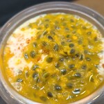 日本料理 TOBIUME - ⑭自家製ミルクアイス、白ワインジュレ掛け、パッションフルーツ(福岡県芦屋産)添え
      パッションフルーツをスプーンで掬い出してミルクアイスに載せると甘みと微かで程好い酸味がマッチしてこれまた良い！