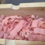 日本料理 TOBIUME - ④削り立て血合抜き本枯節(鹿児島県枕崎産、近海一本釣り鰹の背節)
      鰹節は綺麗なピンク色のみ、これは田代シェフが削る前に鰹節から血合いを取り除いているからです
      熟成は血合いと一緒の方が美味しくなります