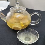 日本料理 TOBIUME - ①玉蜀黍の芯(福岡県若松産)を煮出したお茶
      今年はSDGs的な使った野菜の切れ端から煮出したお茶から違うテーマで提供しているそう
      暑い日には摺り流しよりサッパリした冷たい玉蜀黍茶の方が良いと思う