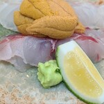 日本料理 TOBIUME - ⑦伊佐木(福岡県橿原産)
      産卵は夏で旬も夏、やや水分が多いので塩脱水が必須、筋と筋の間の筋繊維が盛り上がり良い感じに手当てされています
      しっかり旨みが引き出されています