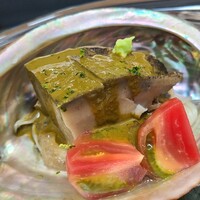 日本料理 TOBIUME - ②黒鮑(福岡県橿原産)、黒鮑の肝ソース掛け、黒鮑の煮凝り、手延べ素麺(長崎県島原産)とフルーツトマト(福岡県若松産)添え
                    黒鮑と素麺にフルーツトマトの微かな酸味のある甘みがマッチしています
