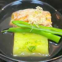 日本料理 TOBIUME - ④炭火焼き太刀魚(福岡県芦屋産)、炭火焼き翡翠茄子(福岡県若松産)、隠元豆(福岡県若松産)載せ、利尻昆布と本枯節の出汁のお椀
                    淡い緑と薄い銀と橙色との組合わせが美しい
                    太刀魚の脂のりも良く美味しい