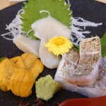 Kaisen Sakaba Iemon - お刺身それぞれハーフサイズ（ホタテ、ウニ、タチウオ炙り）