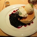 OHANA - ブルーベリーチーズパンケーキ(950円)にバニラアイスクリーム(150円)をトッピング
