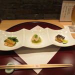 新宿割烹 中嶋 - グラスビールをいただきながら、まず前菜三品です。