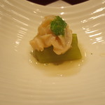 新宿割烹 中嶋 - ハスイモの茎の上にミズダコのおくらのソース。