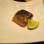 新宿割烹 中嶋 - 鰯の酒盗漬を焼いたもの。すだちを添えて。